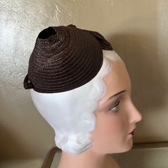 UNUSUAL 1930s' BROWN HAT WITH POINTY SIDES AND CRISSCROSS BANDS AT BACK - Picture 8 of 11